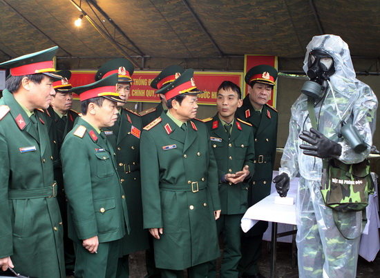 Trung[-]đội[-]bộ[-]binh[-]vượt[-]sông[-]tiến[-]công[-]mục[-]tiêu[-]địch.[-](Ảnh:[-]Trọng[-]Đức/TTXVN)